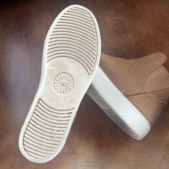 Ugg Mauna Suede Chelsea Ankle Boot - Picture 7 of 7